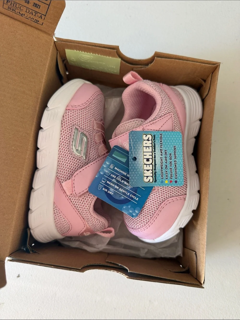 NEW Skechers Comfy Velcro Sneakers Pink Sparkle Size 5